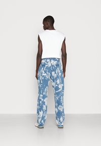 Jaded London RIOT PRINT - Calças de ganga de perna direita - blue
