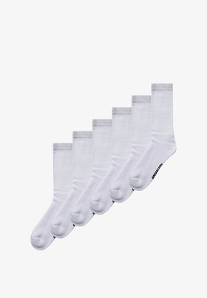 Hvide bomuldsestrømper i crew længde med ribbet tekstur, glat finish og forstærket hæl, vist i en række af seks. Mærkets logo på tåen.