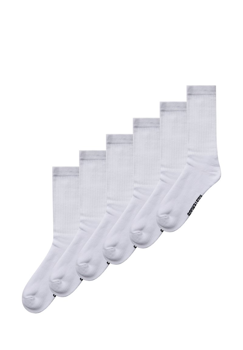 Hvide bomuldsestrømper i crew længde med ribbet tekstur, glat finish og forstærket hæl, vist i en række af seks. Mærkets logo på tåen.