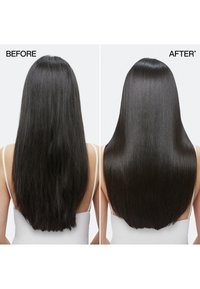 Obrazki przed i po pokazujące włosy, po lewej stronie długie, puszące się czarne włosy; po prawej stronie gładkie, proste czarne włosy z gładkim wykończeniem.