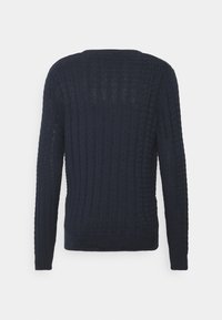 Pull bleu marine à manches longues en maille torsadée, présenté de dos avec un col rond et des poignets et un ourlet côtelés.
