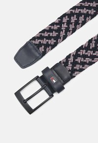 Cintura intrecciata blu navale con accenti rossi e bianchi, dotata di una punta in pelle liscia e una fibbia in metallo nero opaco con dettaglio del logo.