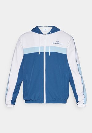 Blau-weiße zip-up Jacke mit Kapuze, die einen hellblauen horizontalen Streifen und ein Logo auf der Brust hat. Das Material hat eine strukturierte Oberfläche.
