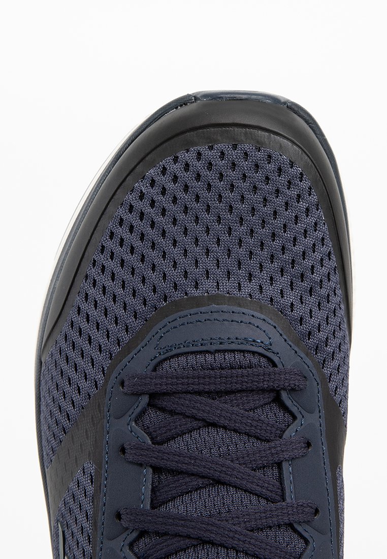 Chaussure de sport marine avec une tige en maille au fini texturé, un embout renforcé et des lacets plats. Semelle en caoutchouc léger avec des accents noirs.