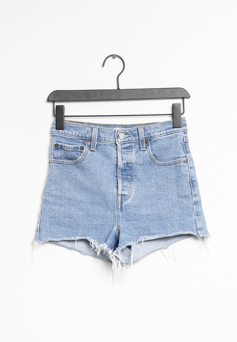 Shorts en denim bleu clair, avec un ourlet effiloché, un design à cinq poches, et une fermeture à bouton métallique, présentés sur un cintre noir.
