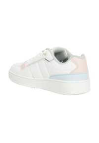 Weißer Sneaker mit pastellrosa und blauen Akzenten. Glattes synthetisches Obermaterial, Schnürung vorne, gepolsterter Schaft und strukturierte Gummisohle.