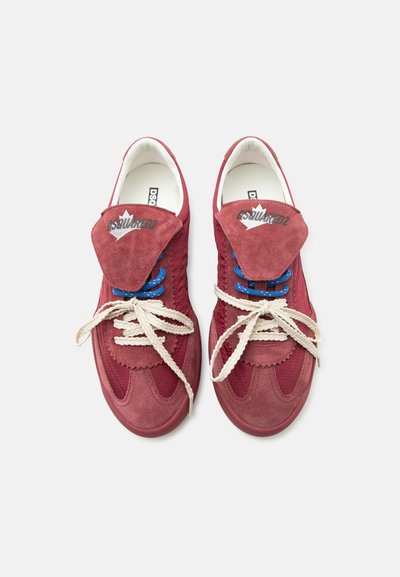 Paire de baskets en daim rouge et tissu avec des lacets bleus et beige, languettes rembourrées ornées d'une feuille d'érable blanche et du logo noir "DSQUARED2".