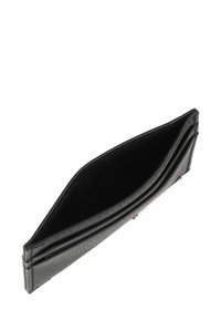 Portafoglio in pelle nera con superficie texturizzata, aperto per mostrare più scomparti e un elegante accento argentato.