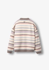 Prugasta pulover v krem barvi z rjavimi, modrimi in roza črtami. Ima zaobljen ovratnik, manšete in majhen vezen "B" detajl.