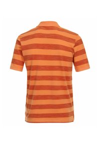Pomarańczowa koszulka polo z krótkim rękawem, zdobiona poziomymi paskami w ciemniejszym odcieniu pomarańczowego. Wykonana z gładkiego materiału, z klasycznym kołnierzykiem i bocznymi rozporkami.
