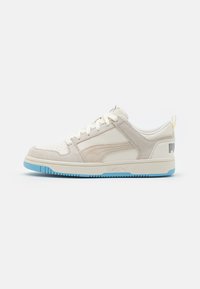 Sneakers z białą i jasnoszarym wierzchem, materiałami z nubuku i skóry, perforowaną czubkiem oraz niebieską gumową podeszwą.