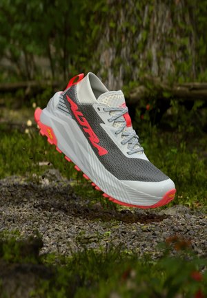 OLYMPUS 275 - Chaussures de running - white/coral
