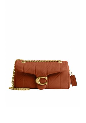 Sac à main en cuir matelassé marron avec bandoulière chaîne dorée et grand fermoir doré en forme de lettre C, avec une petite étiquette en cuir sur le côté.