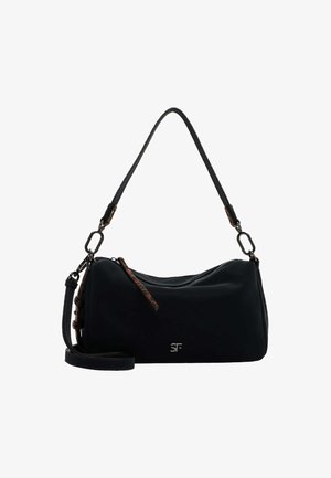 Mustmust mustkott, millel on kumer disain, varustatud tõmbluku sulgemisega, reguleeritava rihmaga ja pruuni aksendi detailiga sangal. Hõbedane logo on nähtaval.