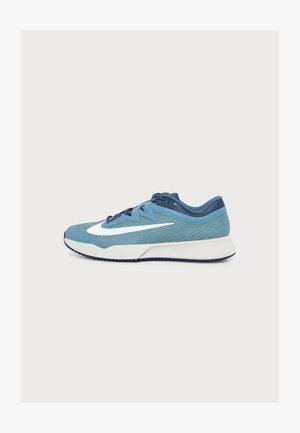 Blå og blågrøn løbesko med hvid sål og stort hvidt Nike Swoosh-logo på siden, vist fra ydersiden set fra venstre.