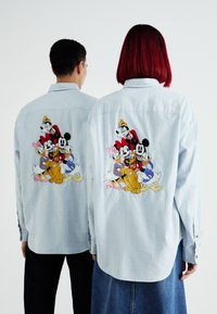 GAP MICKEY BIG SHIRT UNISEX - Pogājama blūze - bleach blue