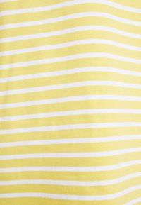 Keltainen kangas, jossa on tasaisesti sijoitettuja ohuita valkoisia vaaleita vaakaraitoja ja sileä pinta.