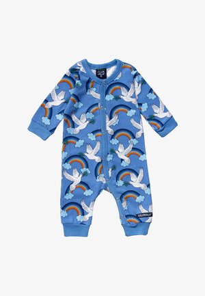 Modrý dětský overal s potiskem bílých holubiček, duhových motivů a mraků. Vyroben z měkké látky se zapínáním na patentky a dlouhými rukávy.
