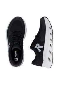 Paire de chaussures de sport noires avec semelles blanches épaisses, empeigne en mesh, logos réfléchissants et fermeture à lacets, vues de côté et de dessus.