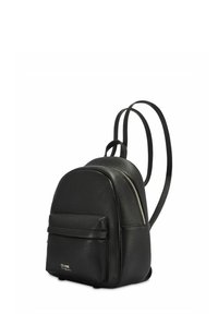 Czarna skórzana torba na plecy o zaokrąglonym kształcie, z przednią kieszenią na zamek, dwoma paskami na ramiona i teksturowanym wykończeniem.