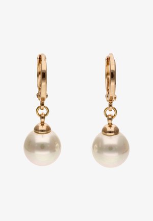 Arany színű fülbevalók, amelyek nagy, sima, kerek fehér gyöngyöket tartalmaznak. A design egyszerű kapocsot és kis dekoratív díszítéseket is magában foglal.