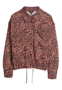 Leopardprint button-up shirt in oranje en bruine tinten. Heeft een kraag, elastische zoom en twee borstzakken met zwarte knopen.