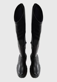 Μαύρες μπότες μέχρι το γόνατο από λείο δέρμα. Διαθέτουν στρογγυλή μύτη, πλευρικούς φερμουάρ και παχύ, υφασμένο πάτο.