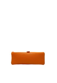 Estuche de lápices de cuero naranja, forma rectangular, superficie texturizada, tapa de cierre en la parte superior, costuras reforzadas a lo largo de los bordes, diseño minimalista.