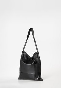 Zwarte leren schoudertas met een gladde textuur, een slappe vorm, een enkele schouderriem en een ritszak aan één kant.