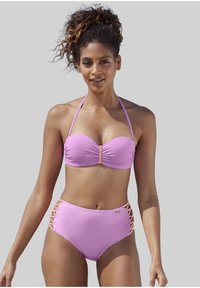 Roze bikini-set met een strapless top en geplooide details, en een high-waisted onderstuk met veters in een contrasterende kleur.