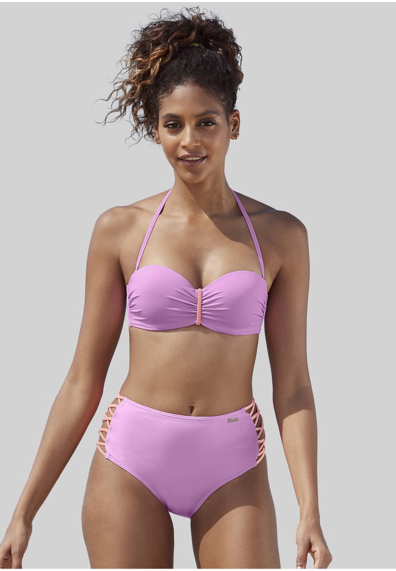 Roze bikini-set met een strapless top en geplooide details, en een high-waisted onderstuk met veters in een contrasterende kleur.