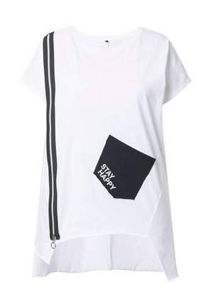 Weißes Baumwoll-T-Shirt mit einer schwarzen Tasche und dem Text "STAY HAPPY", asymmetrischem Saum und einem schwarzen gestreiften Akzent mit einem Reißverschluss.