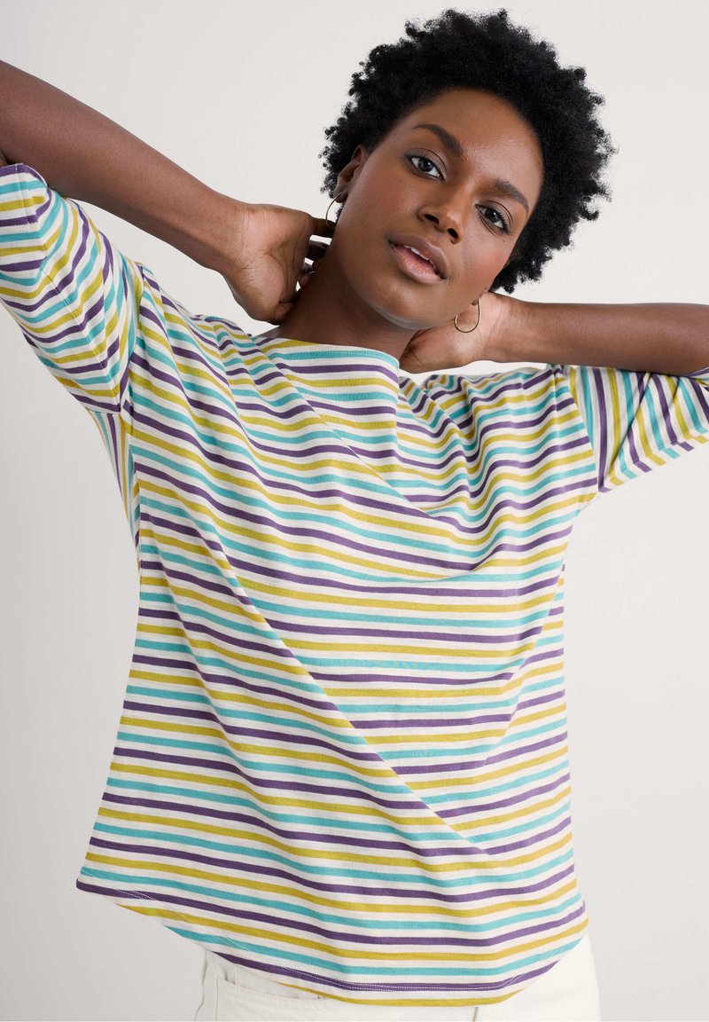 Camisa a rayas colorida con rayas horizontales en púrpura, amarillo, azul verdoso y blanco. Tejido suave con un corte relajado y escote barco.