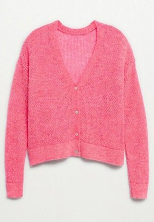 Roze gebreide cardigan met een V-hals, lange mouwen, vijf knopen aan de voorkant en een geribbelde zoom. Zachte textuur met een losjes geweven patroon.
