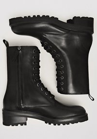 Massimo Dutti Snørestøvletter - black