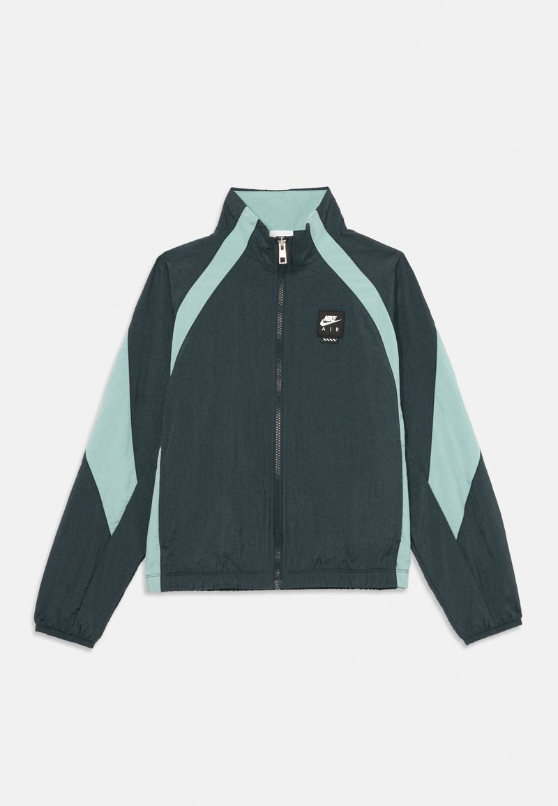 Jaqueta Nike em verde-água escuro com detalhes azul claro, fecho de zipper, gola alta e patch do logo no peito. Feita de um tecido texturizado.