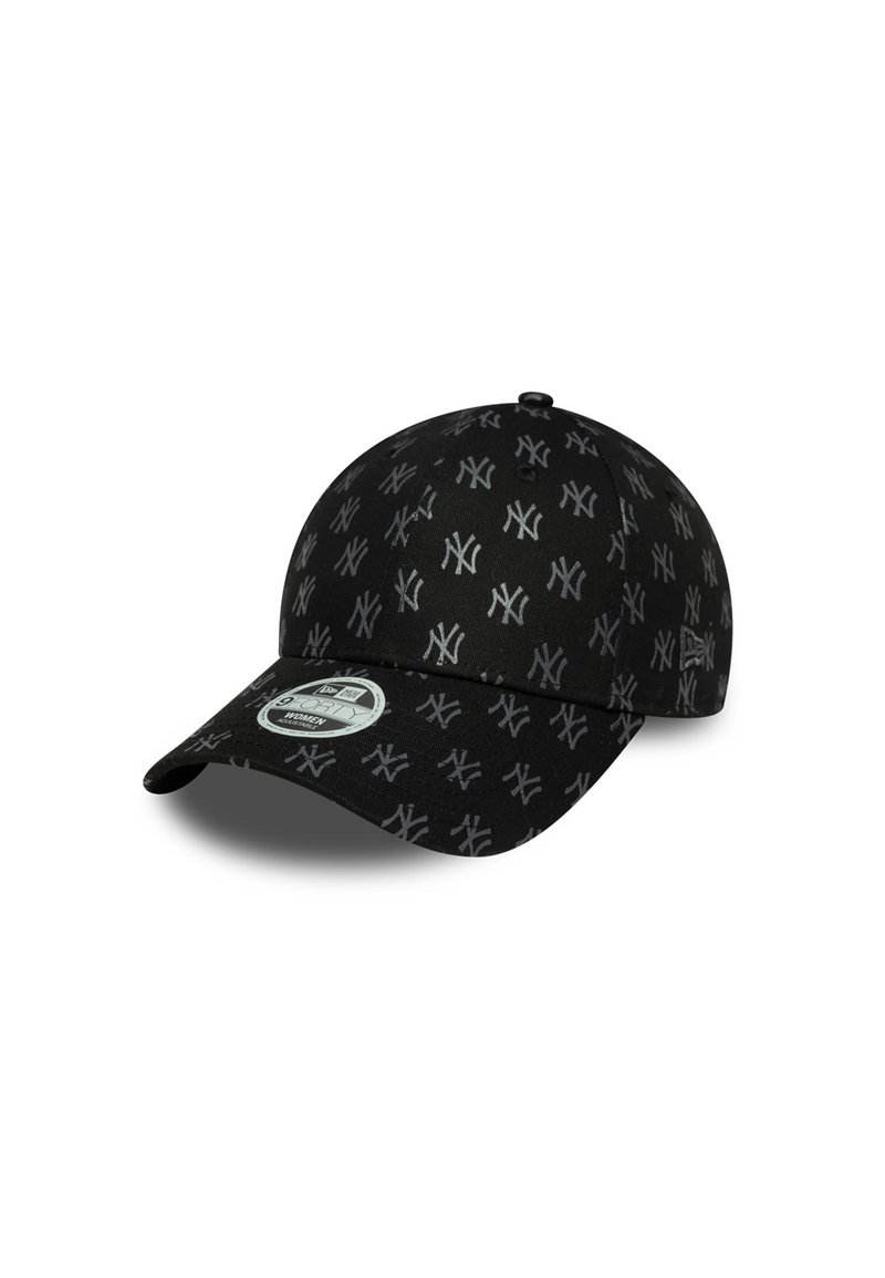 Gorra de béisbol negra con un patrón repetitivo de logotipos grises de los New York Yankees, con visera curvada y un botón cosido en la parte superior.