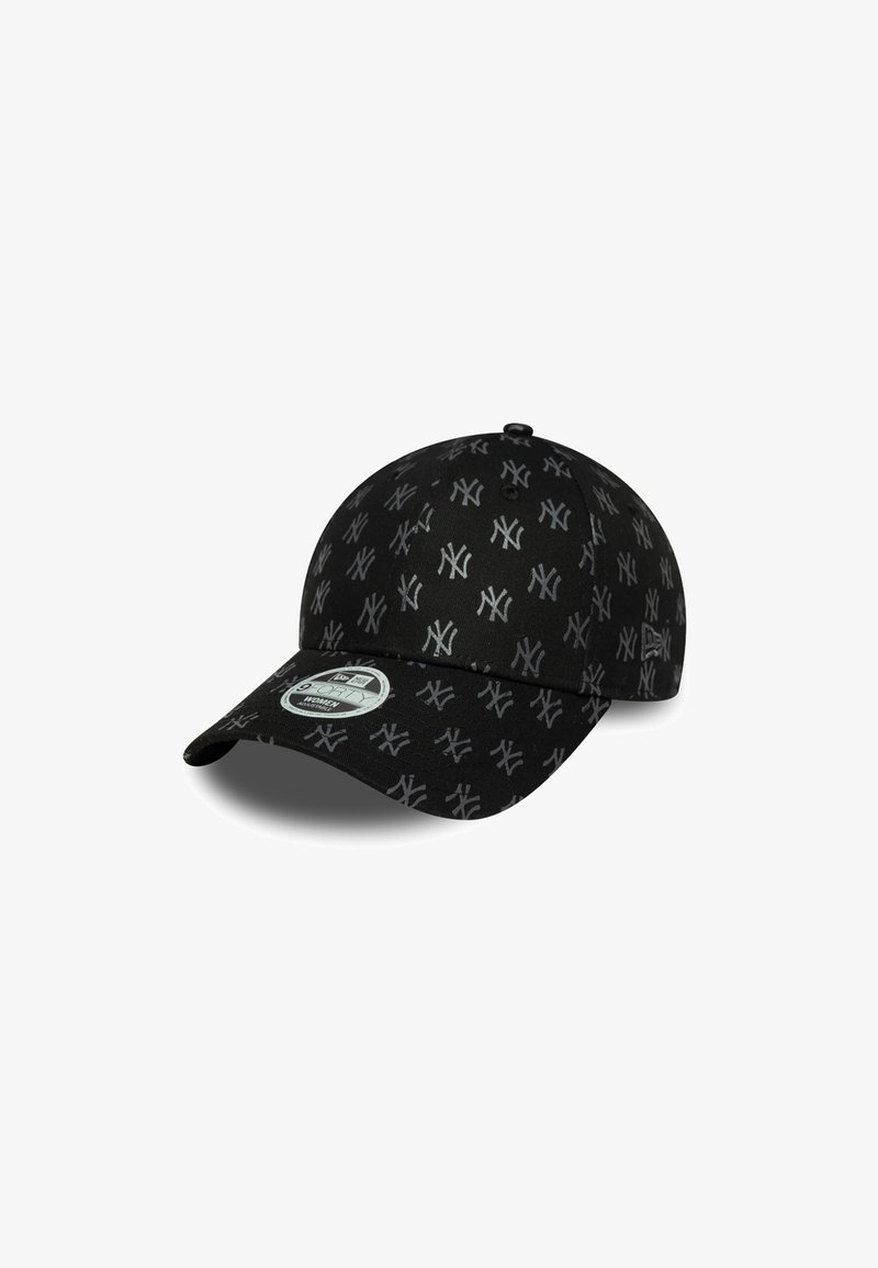 Gorra de béisbol negra con un patrón repetitivo de logotipos grises de los New York Yankees, con visera curvada y un botón cosido en la parte superior.