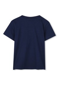 Camiseta de manga corta azul marino hecha de algodón suave. Diseño sencillo con cuello redondo y mangas cosidas. Sin logotipos ni patrones visibles.