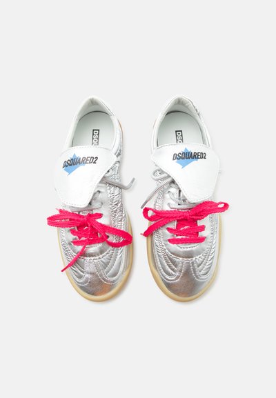 Baskets argentées avec languettes blanches étiquetées DSQUARED2, lacets rose vif et semelles beiges sur fond blanc.