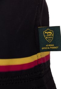 Zwarte pet met rode en gele strepen aan de zijkant, met een groen label met een schildontwerp en de tekst "AS ROMA" in het geel.