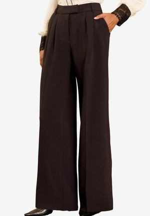 Zwarte wijde broek met plooien, gemaakt van een soepele stof. Heeft een hoge taille en zijzakken voor functionaliteit en comfort.