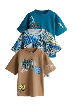 Tre grafiske t-shirts med lyse graffiti-prints, herunder kranier, lyn og ord som "CHILL" og "YO".