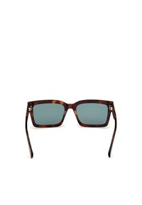 Ochelari de soare cu o ramă pătrată din material tip țestoasă maro, cu lentile verzi și accente metalice pe brâie. Textură netedă, design ușor.