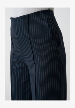 Marineblauwe, gestreepte broek van rekbaar materiaal met een gladde textuur. Voorzien van schuine zijzakken en een getailleerde pasvorm.