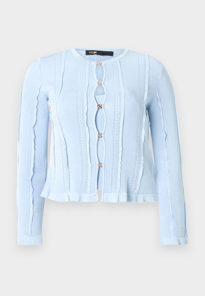 Ανοιχτού μπλε μακρυμάνικη πλεκτή ζακέτα με κυματιστά άκρα, κάθετα υφασμένα σχέδια και πέντε διακοσμητικά χρυσά κουμπιά στο μπροστινό μέρος.