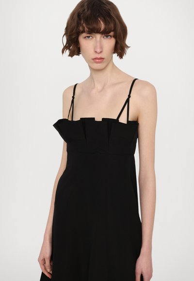 Rochie neagră cu un corset ajustat și un decolteu voluminous. Dispune de bretele subțiri ajustabile și o fustă fluidă care începe de la talie.