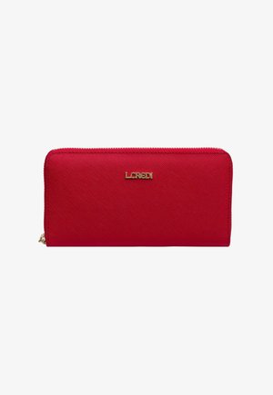 Portafoglio rosso con texture e hardware dorato. Dotato di chiusura con zip e logo in rilievo sulla parte anteriore. Design elegante e rettangolare.