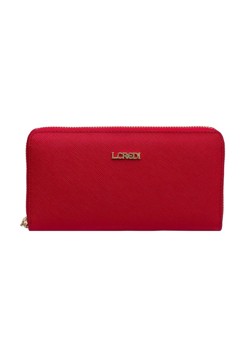 Portafoglio rosso con texture e hardware dorato. Dotato di chiusura con zip e logo in rilievo sulla parte anteriore. Design elegante e rettangolare.