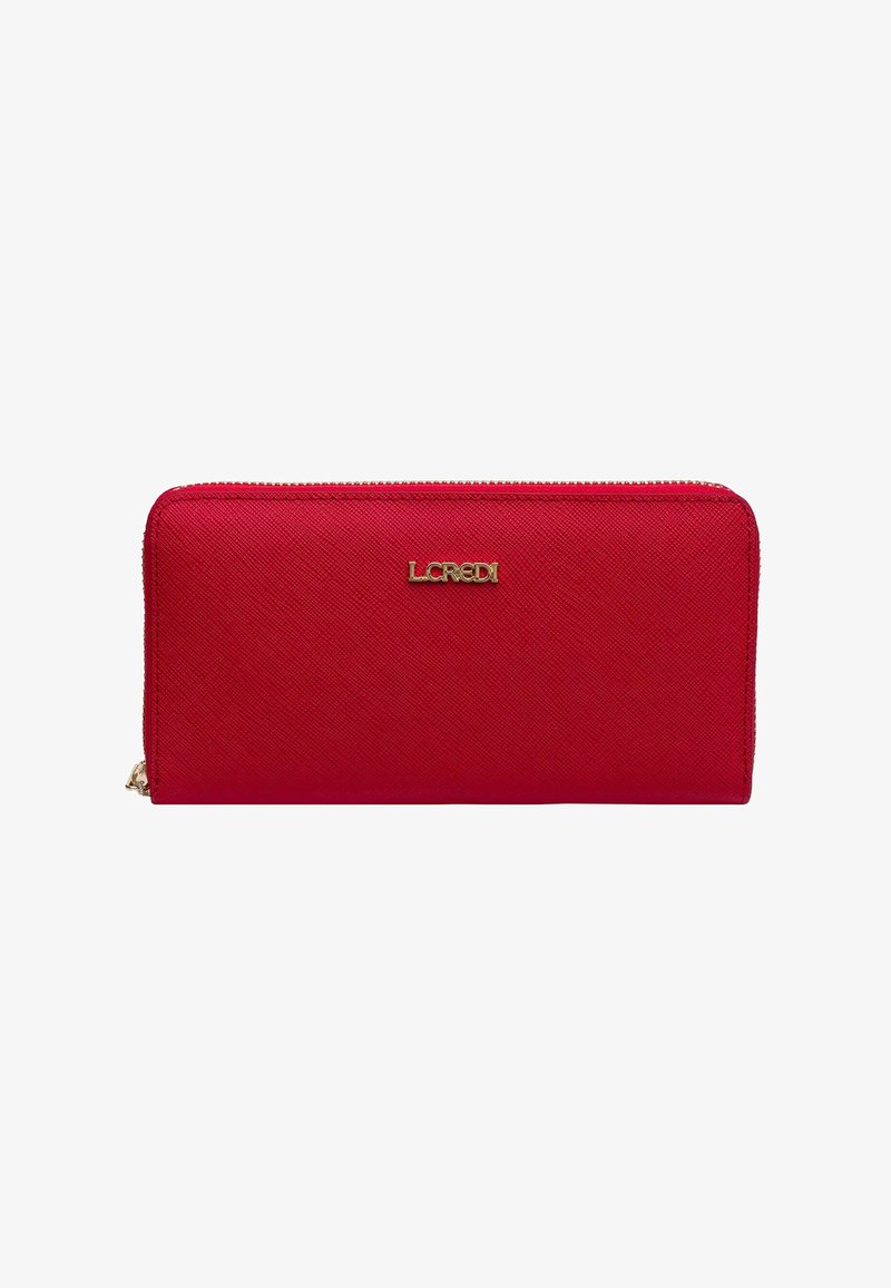 Portafoglio rosso con texture e hardware dorato. Dotato di chiusura con zip e logo in rilievo sulla parte anteriore. Design elegante e rettangolare.
